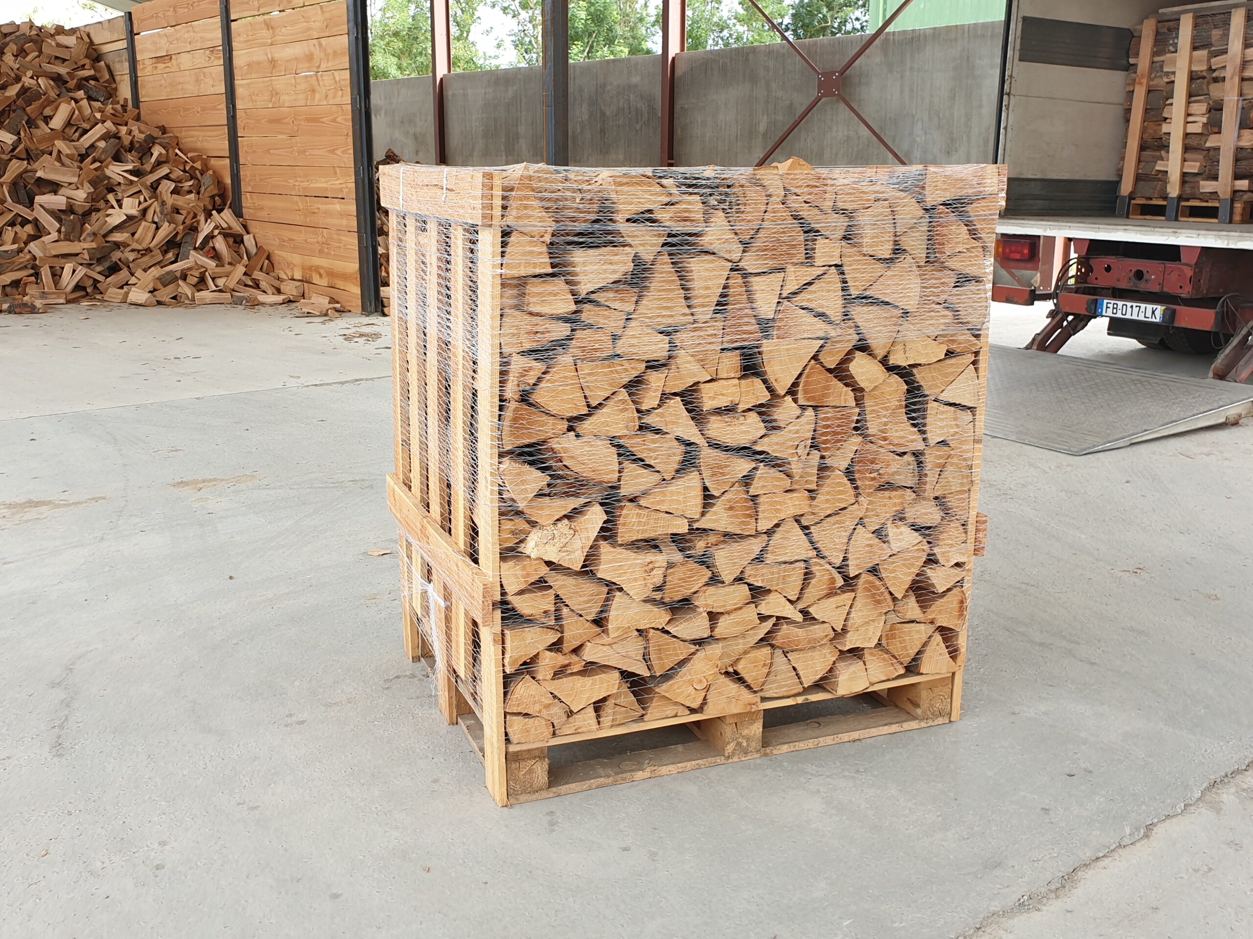 Bois-de-chauffage-en-palette-Longueur-40-CM-1-2-scaled-1.jpg Bois de chauffage en palette Longueur 40 CM – Image 1